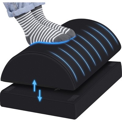 ¿Cómo soporta el reposapiés de Humanscale los tobillos?